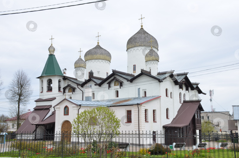 Скачать Великий Новгород, Россия - 13.05.2024: Глава Святого Апостола Филиппа и святителя Николая Чудотворца на Торговой горе в Великом Новгороде – королевский дворец XVI века (16 века) фотосток Ozero