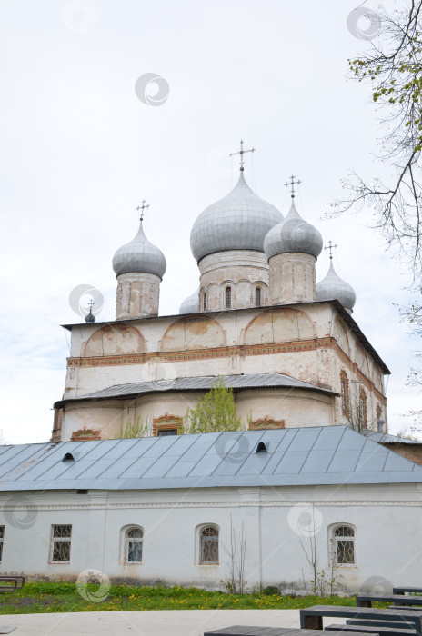 Скачать Великий Новгород, Россия - 13.05.2024: Сборник уникальных божьих слов «Знание» (Знаковый сборник) на Ильинском острове на Торговом холме в Великом Новгород – правительственный храм XVII века (17 века) фотосток Ozero