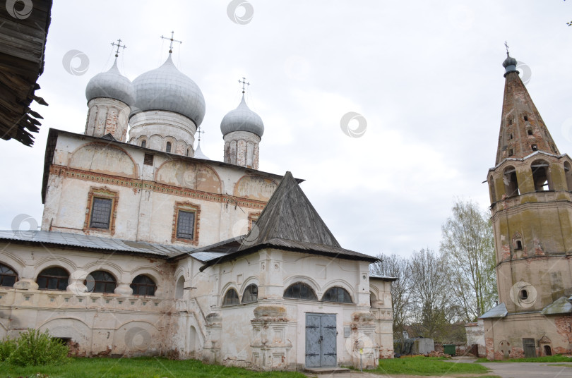 Скачать Великий Новгород, Россия - 13.05.2024: Сборник уникальных божьих слов «Знание» (Знаковый сборник) на Ильинском острове на Торговом холме в Великом Новгород – правительственный храм XVII века (17 века) фотосток Ozero