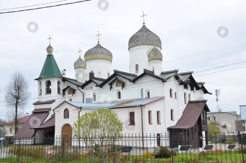 Скачать Великий Новгород, Россия - 13.05.2024: Глава Святого Апостола Филиппа и святителя Николая Чудотворца на Торговой горе в Великом Новгороде – королевский дворец XVI века (16 века) фотосток Ozero