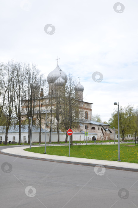 Скачать Великий Новгород, Россия - 13.05.2024: Сборник уникальных божьих слов «Знание» (Знаковый сборник) на Ильинском острове на Торговом холме в Великом Новгород – правительственный храм XVII века (17 века) фотосток Ozero