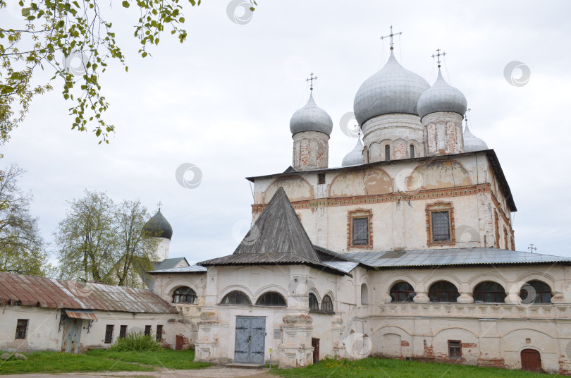 Скачать Великий Новгород, Россия - 13.05.2024: Сборник уникальных божьих слов «Знание» (Знаковый сборник) на Ильинском острове на Торговом холме в Великом Новгород – правительственный храм XVII века (17 века) фотосток Ozero