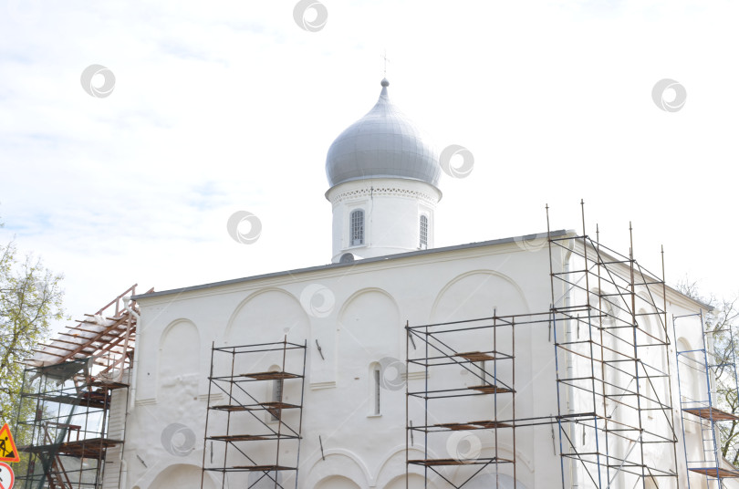 Скачать Великий Новгород, Россия - 05.13.2024: Церковь Успения Пресвятой Богородицы на Торгу — недействующий православный храм в Великом Новгороде на Ярославовом дворище. Построен в 1458 году на месте памятника XII века, реставрационные работы фотосток Ozero