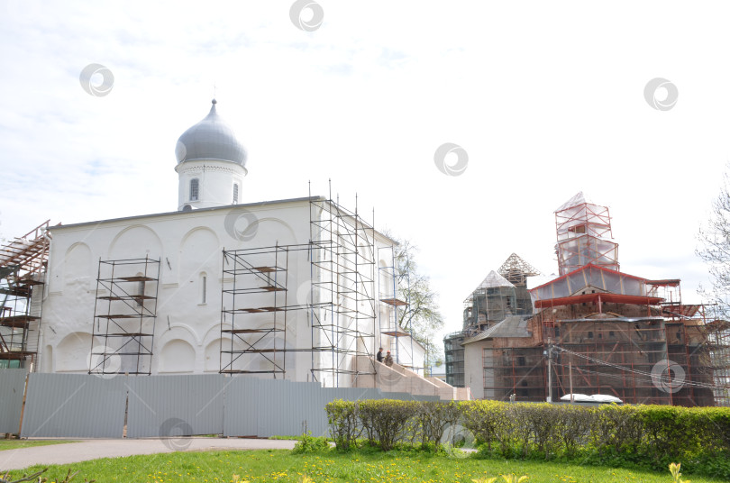 Скачать Великий Новгород, Россия - 05.13.2024: Храмы Ярославова дворища в Великом Новгороде, проведение масщтабных реставрационных работ фотосток Ozero