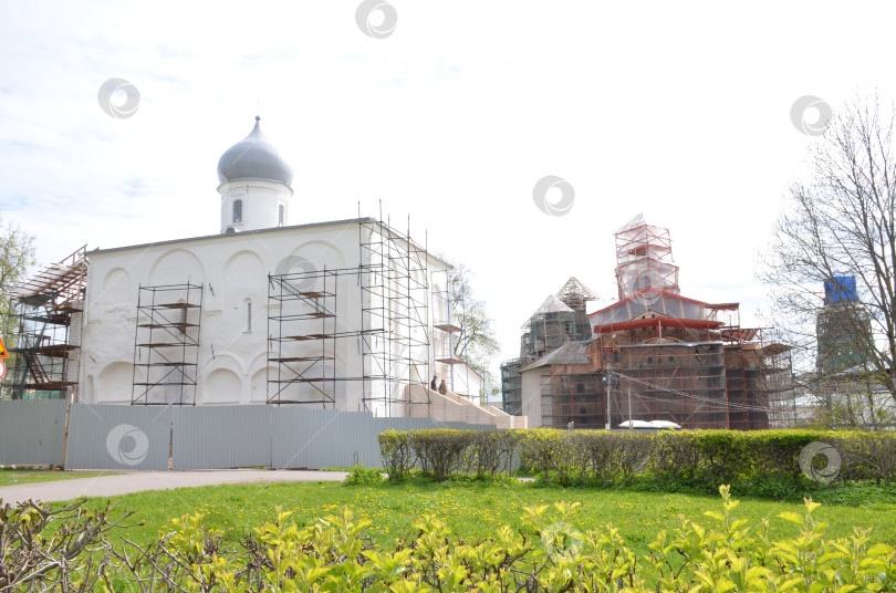 Скачать Великий Новгород, Россия - 05.13.2024: Храмы Ярославова дворища в Великом Новгороде, проведение масщтабных реставрационных работ фотосток Ozero