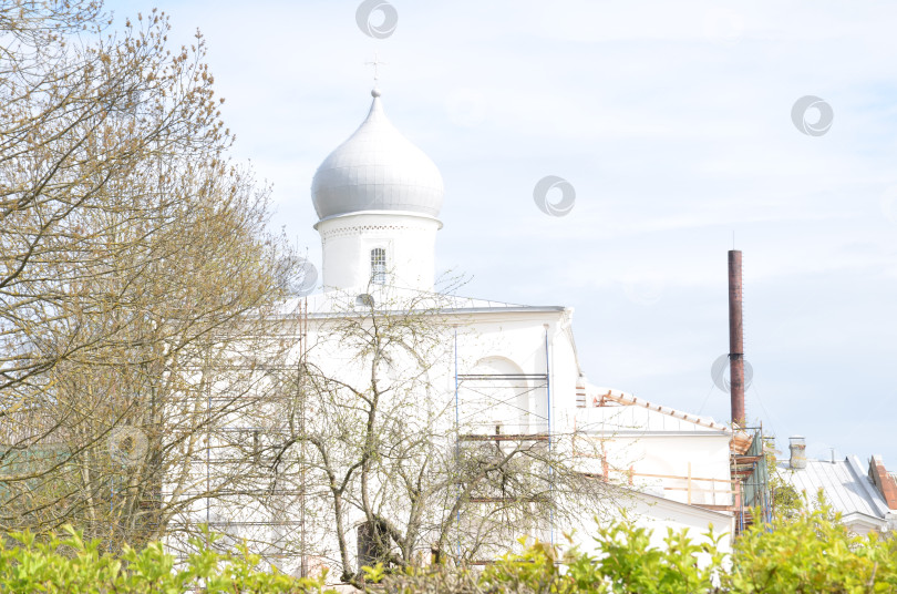 Скачать Великий Новгород, Россия - 05.13.2024: Церковь Успения Пресвятой Богородицы на Торгу — недействующий православный храм в Великом Новгороде на Ярославовом дворище. Родился в 1458 году в городе Вандаментрама XII века фотосток Ozero