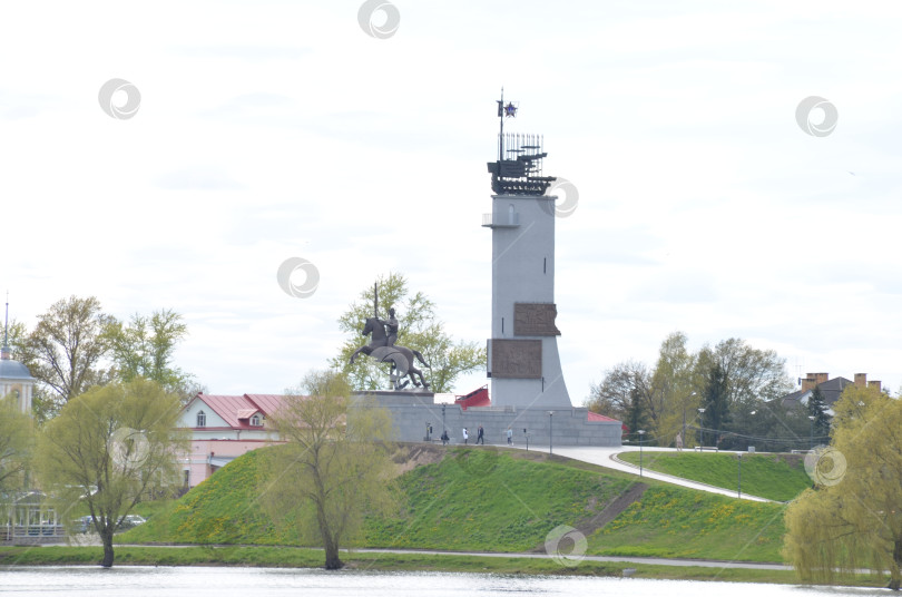 Скачать Великий Новгород, Россия - 05.13.2024: Монумент Победы в Великом Новгороде на Екатерининской горке у стен Новгородского кремля фотосток Ozero