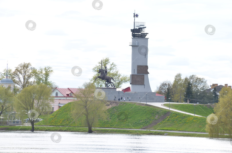 Скачать Великий Новгород, Россия - 05.13.2024: Монумент Победы в Великом Новгороде на Екатерининской горке у стен Новгородского кремля фотосток Ozero