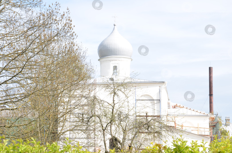 Скачать Великий Новгород, Россия - 05.13.2024: Церковь Успения Пресвятой Богородицы на Торгу — недействующий православный храм в Великом Новгороде на Ярославовом дворище. Построен в 1458 году на месте памятника XII века, реставрационные работы фотосток Ozero