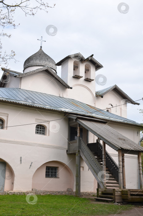 Скачать Великий Новгород, Россия - 13.05.2024: Российский женско-международно — независимый форум XVI века (16 века) в Великом Новгороде, представитель на Ярославовом дворе. В настоящее время Музей игрушки фотосток Ozero