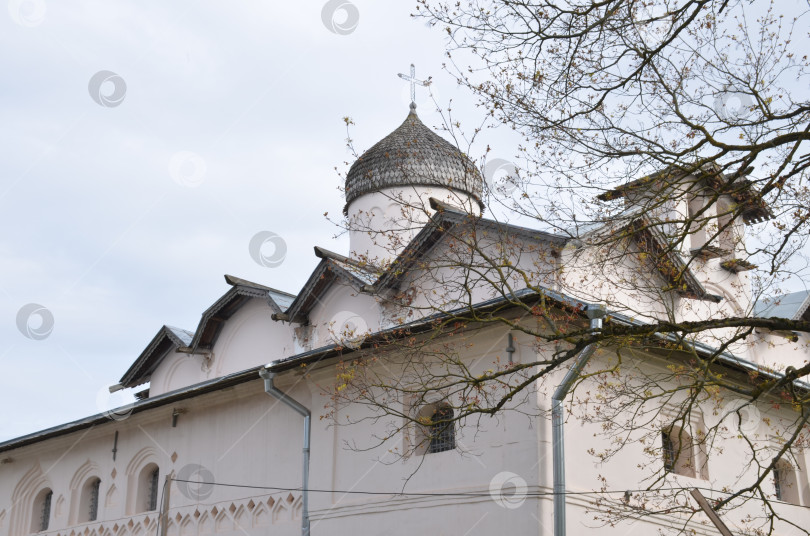 Скачать Великий Новгород, Россия - 13.05.2024: Российский женско-международно — независимый форум XVI века (16 века) в Великом Новгороде, представитель на Ярославовом дворе. В настоящее время Музей игрушки фотосток Ozero