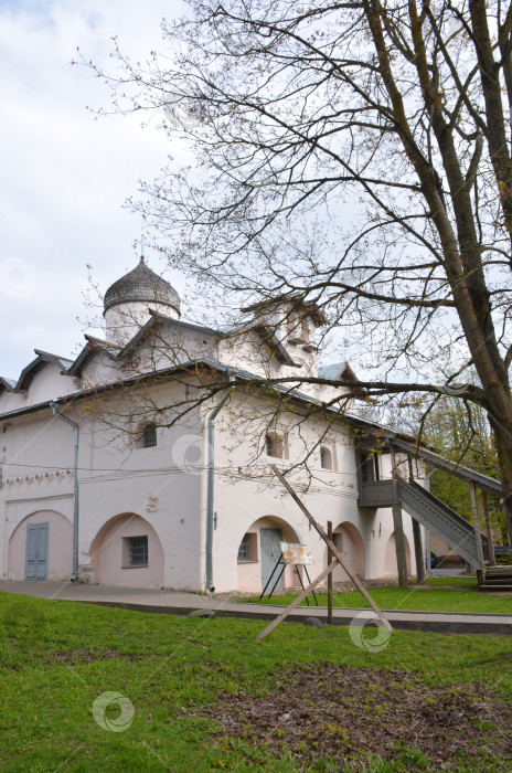 Скачать Великий Новгород, Россия - 13.05.2024: Глава Женско-международно — правового государства XVI века (16 века) в Великом Новгороде, представитель на Ярославовом дворе. В настоящее время Музей игрушки фотосток Ozero