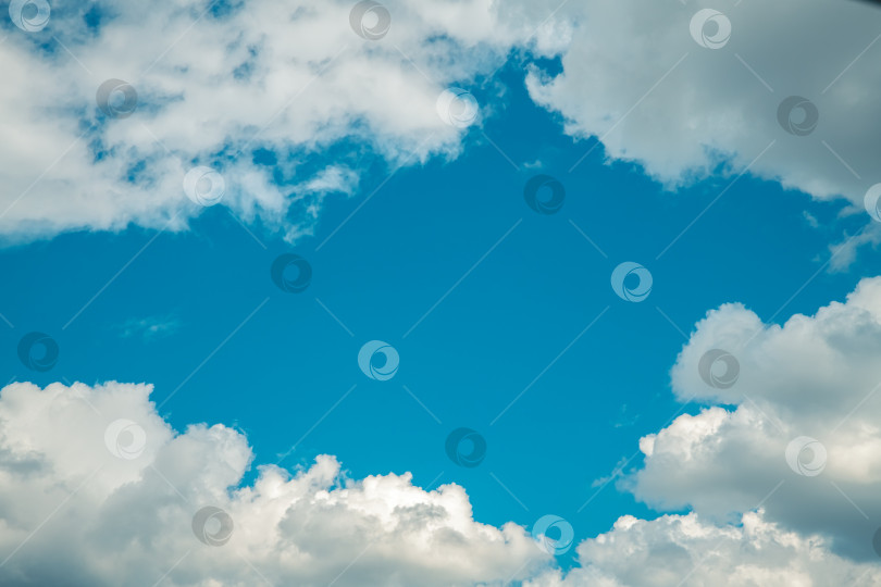 Скачать Красивые кучевые облака на голубом небе. естественный фон фотосток Ozero