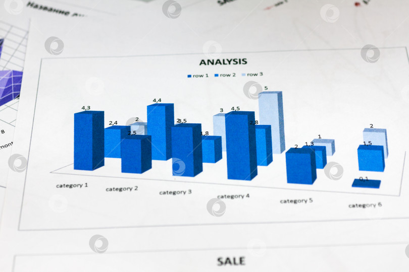 Скачать Крупный план, анализ годового отчета, синяя диаграмма. фотосток Ozero