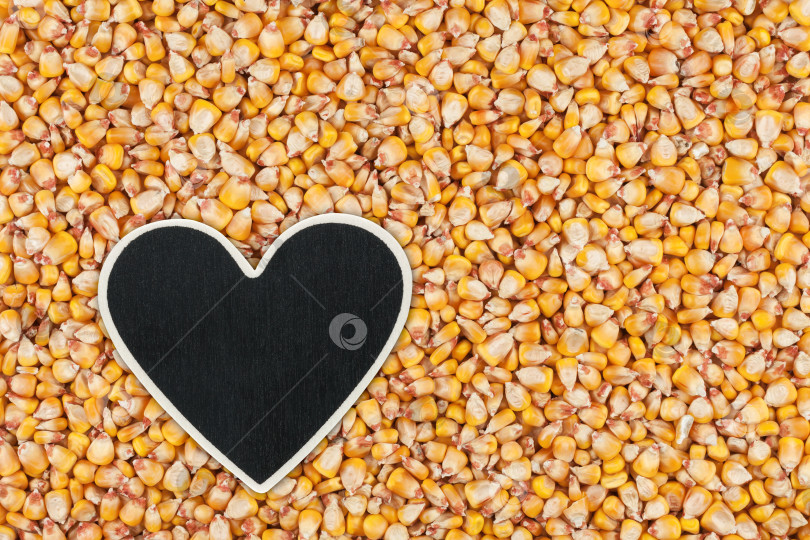 Скачать Сердечный указатель, ценник лежит на зернах кукурузы фотосток Ozero
