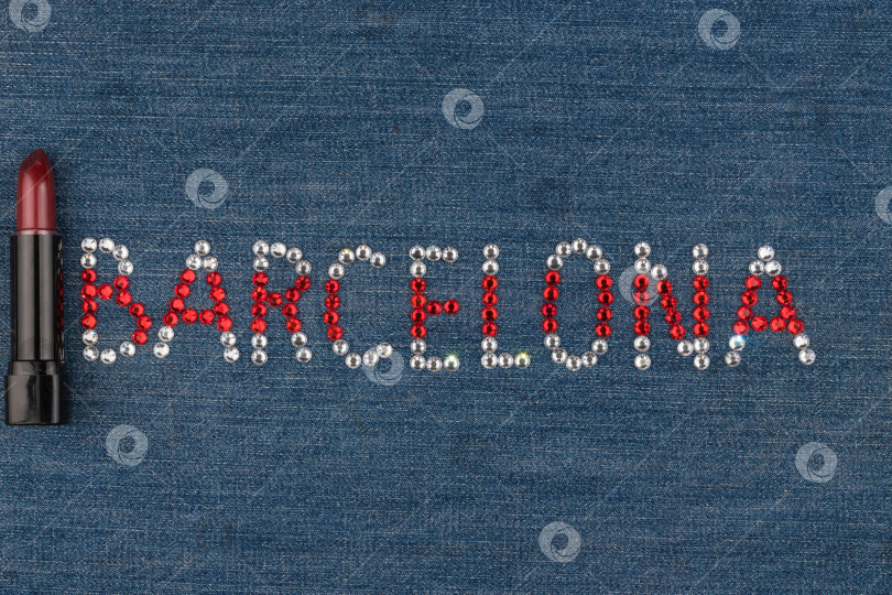 Скачать Надпись Barcelona, выполненная из страз, инкрустирована на джинсовой ткани. Мировая мода. фотосток Ozero