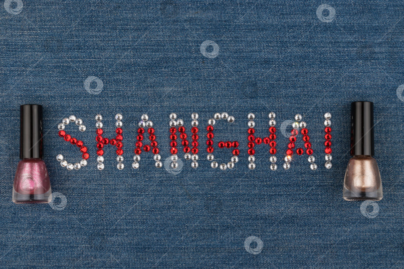 Скачать Надпись Shanghai, выполненная из страз, инкрустирована на джинсовой ткани. Мировая мода. фотосток Ozero