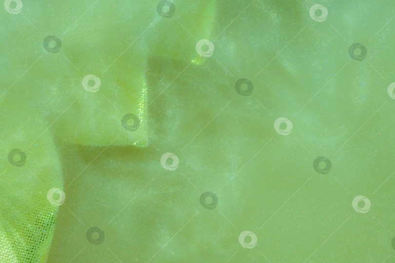 Скачать зеленые листья на зеленом блестящем абстрактном фоне. Краски, акрил, блестки в воде. фотосток Ozero