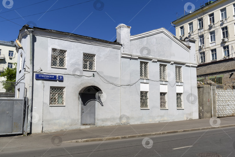 Скачать Старый двухэтажный дом на тихой городской улице. фотосток Ozero