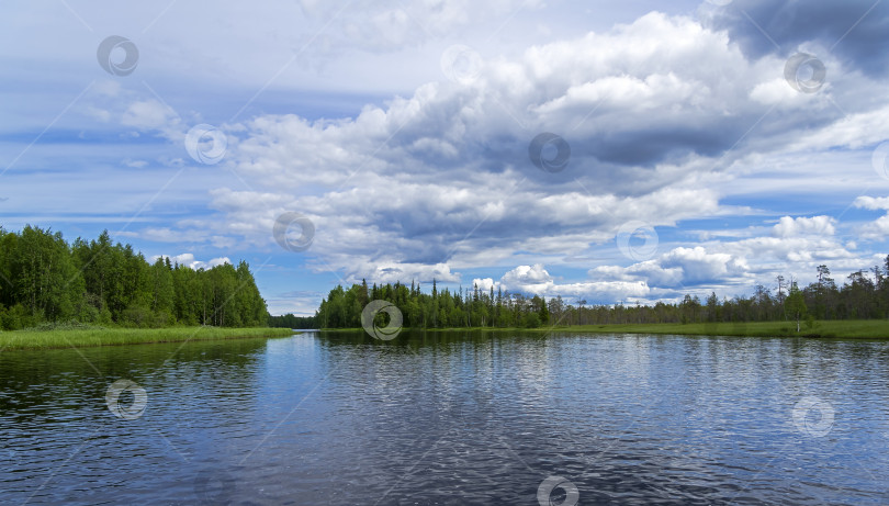 Скачать Красивые облака простираются над рекой. фотосток Ozero