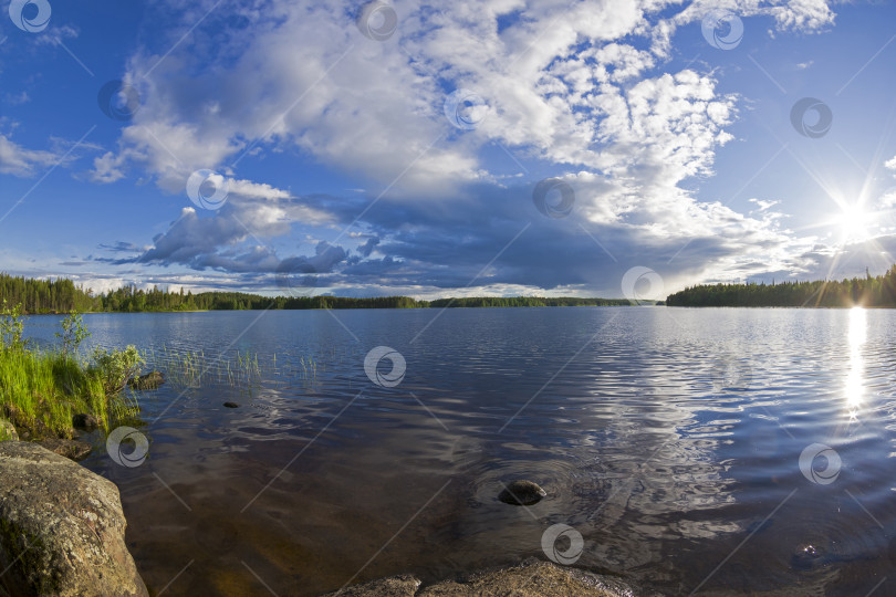 Скачать Красивые облака простираются над рекой. фотосток Ozero