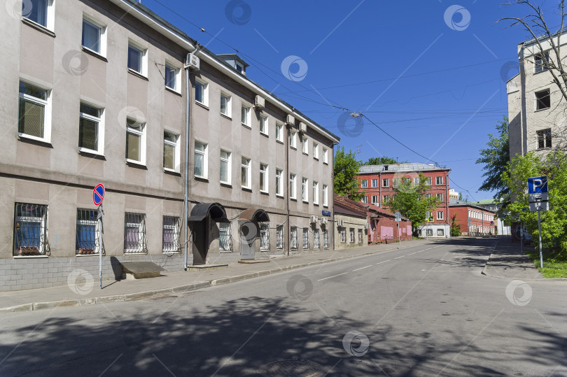 Скачать Маленькая тихая улочка с невысокими домами. Москва. фотосток Ozero