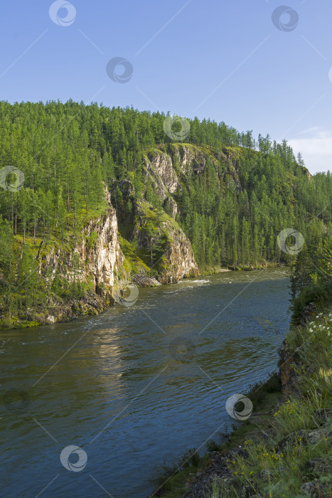 Скачать Высокий обрывистый скалистый берег реки. Сибирь. фотосток Ozero