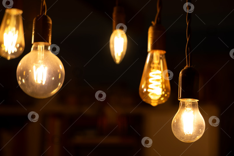 Скачать Ретро-лампочки, висящие на темном фоне. Электричество, Винтаж фотосток Ozero