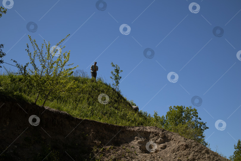 Скачать Путешественник на вершине холма фотосток Ozero