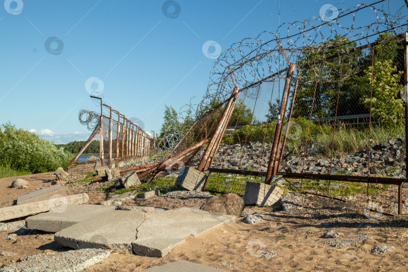 Скачать Разрушенный забор с колючей проволокой фотосток Ozero