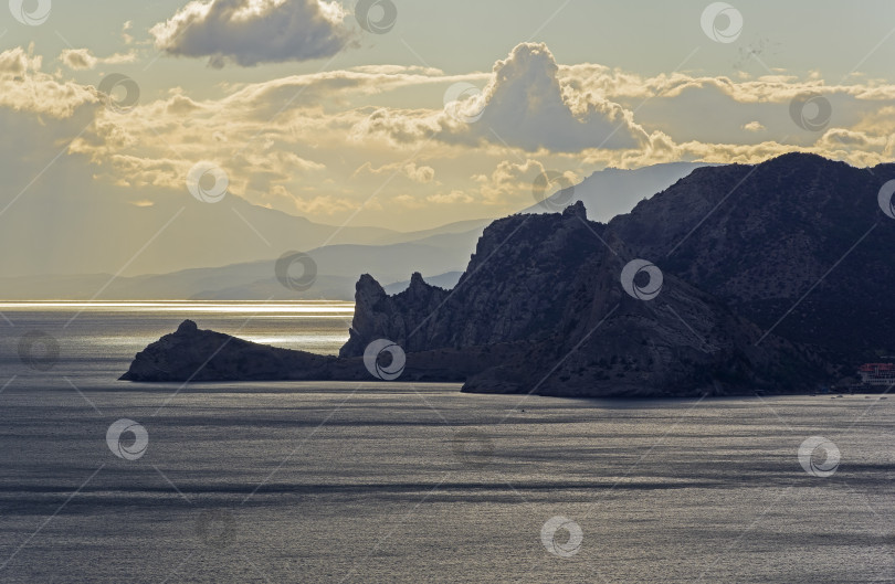 Скачать Прибрежные скалы в лучах вечернего солнца. фотосток Ozero