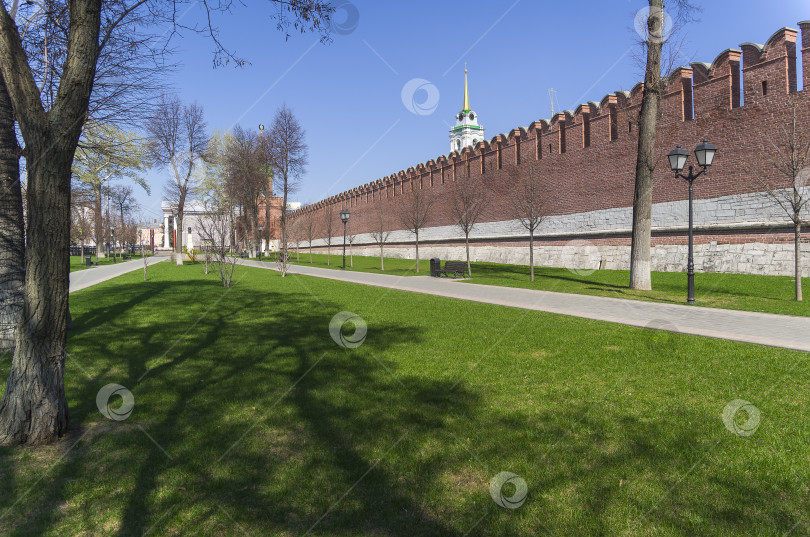 Скачать Парк у стены Тульского кремля, Россия. фотосток Ozero