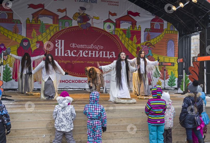 Скачать Выступление якутского театра "Олонхо" на фестивале "Масленичная неделя" в Москве. фотосток Ozero