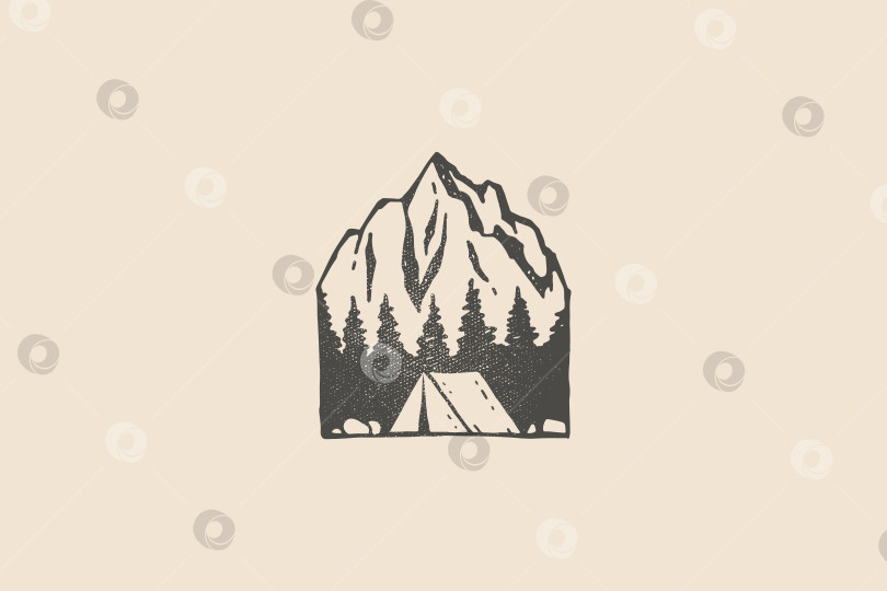 Скачать Силуэт высокой горы с темными елями и туристической палаткой, нарисованный с использованием эффекта штампа. Векторная иллюстрация в стиле винтажной эмблемы. фотосток Ozero