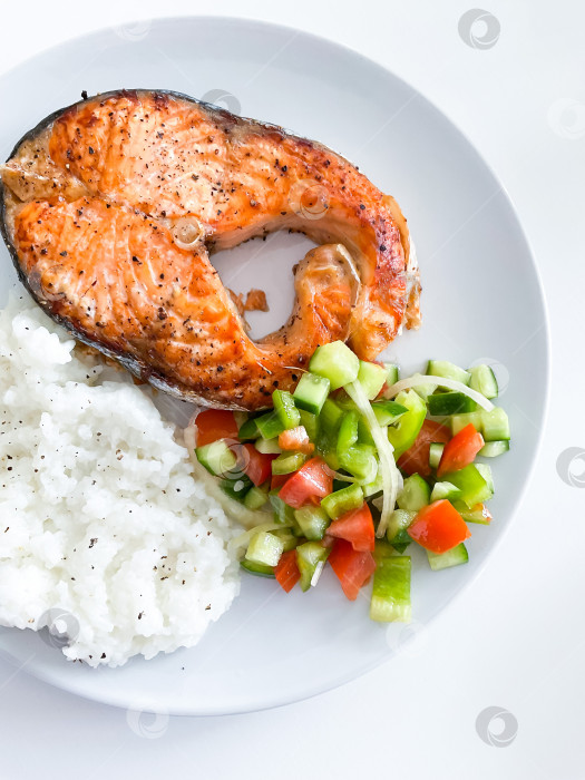 Скачать Здоровое сбалансированное блюдо на обед - запеченный лосось фотосток Ozero
