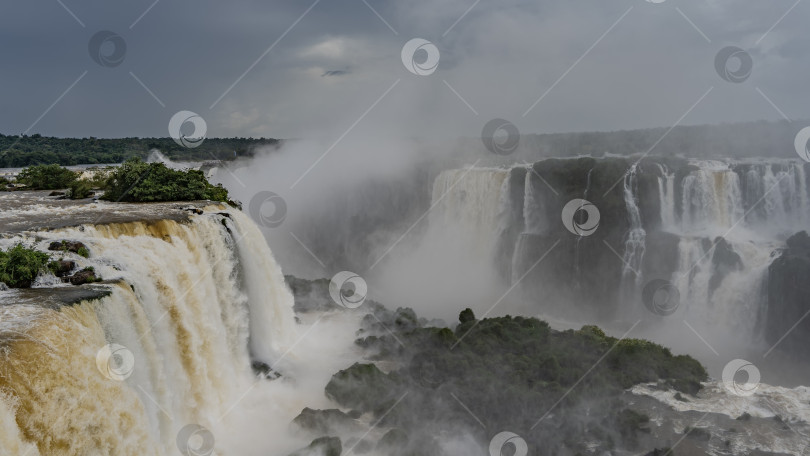 Скачать Захватывающий дух пейзаж с водопадом. фотосток Ozero