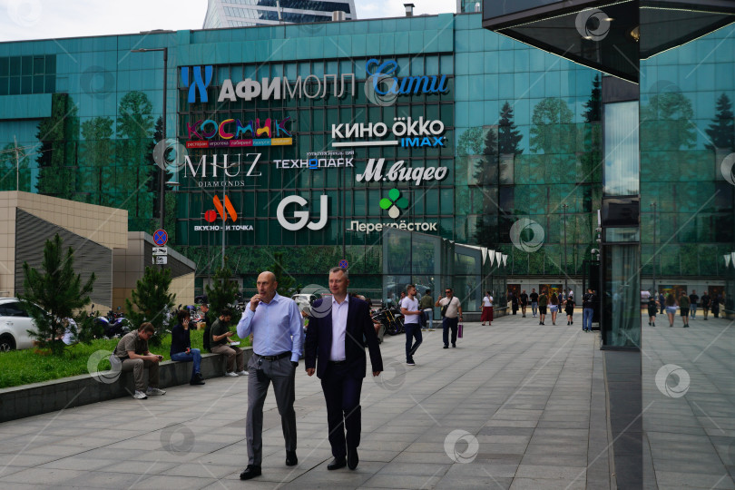 Скачать Здание торгового центра Афимолл Сити в Москва-сити. Люди гуляют по тротуару.
19 июня 2024 года, Москва, Россия. фотосток Ozero