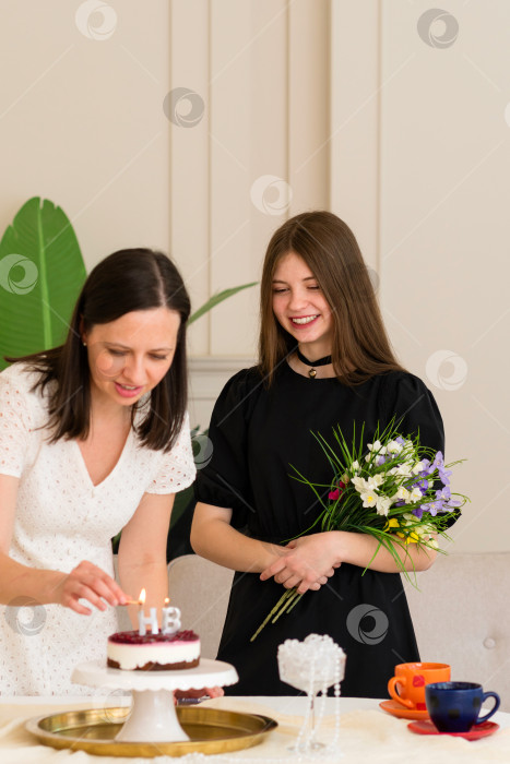 Скачать Две женщины празднуют день рождения с тортом и цветами фотосток Ozero