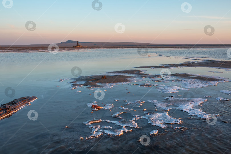 Скачать Природа, красивый закат на озере Солты. Соленое озеро Баскунчак фотосток Ozero