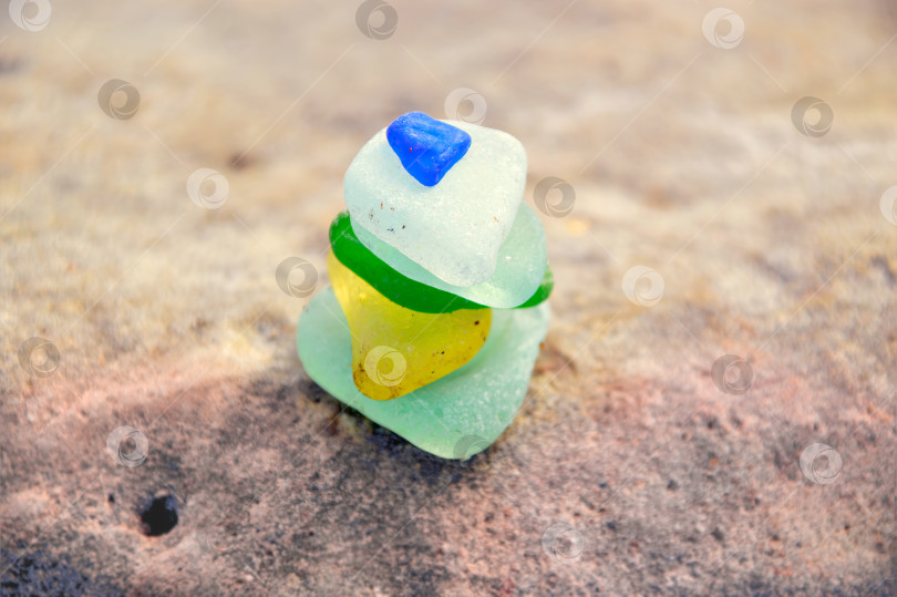 Скачать Ярко-синее стекло на вершине пирамиды из стекла. Beach glass, Россия фотосток Ozero