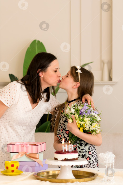 Скачать Мать и дочь целуются во время празднования дня рождения фотосток Ozero