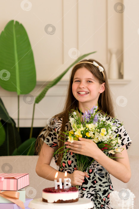 Скачать Девушка стоит у праздничного торта с цветами фотосток Ozero