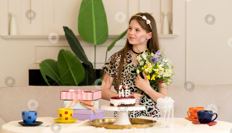 Скачать Девушка позирует с цветами и праздничным тортом с подарками фотосток Ozero