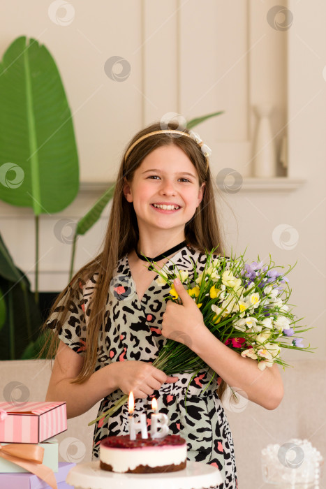 Скачать Девушка держит букет цветов рядом с праздничным тортом. фотосток Ozero