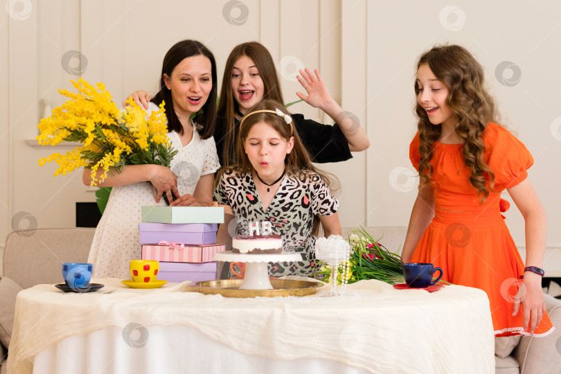 Скачать Семья и друзья празднуют день рождения с тортом. фотосток Ozero