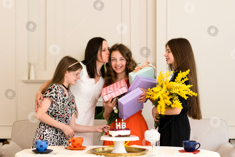 Скачать Друзья празднуют день рождения с тортом, подарками и цветами. фотосток Ozero
