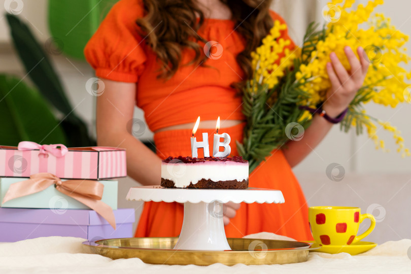 Скачать Праздничный торт со свечами "HB" на подставке, фон фотосток Ozero