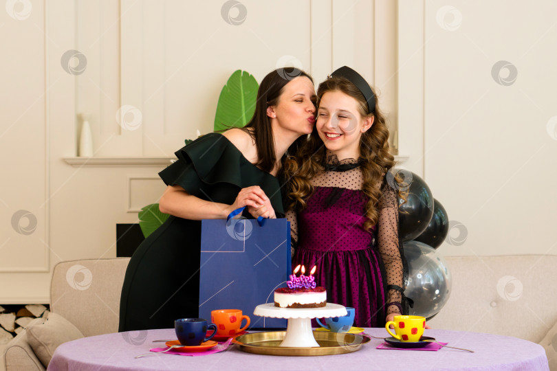 Скачать Мать целует дочь в день рождения фотосток Ozero
