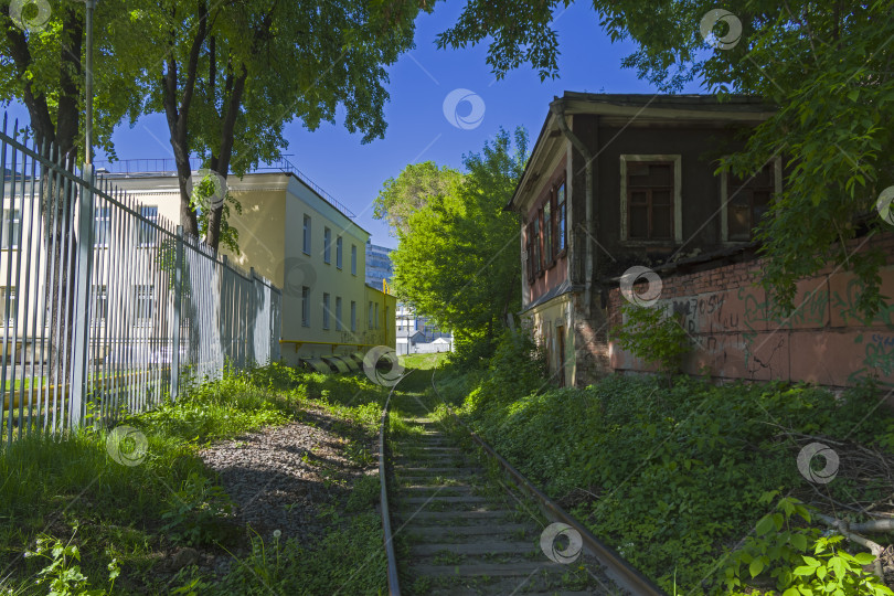 Скачать Заброшенная железнодорожная ветка в городе. фотосток Ozero