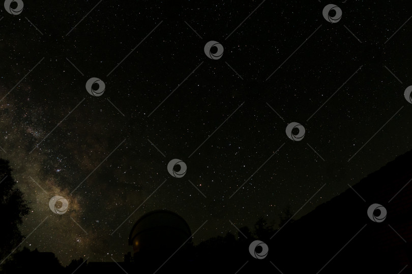 Скачать Галактика Млечный путь и звезды над куполом обсерватории. фотосток Ozero